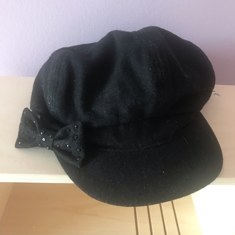 ❄️ Black winter hat with removable bow